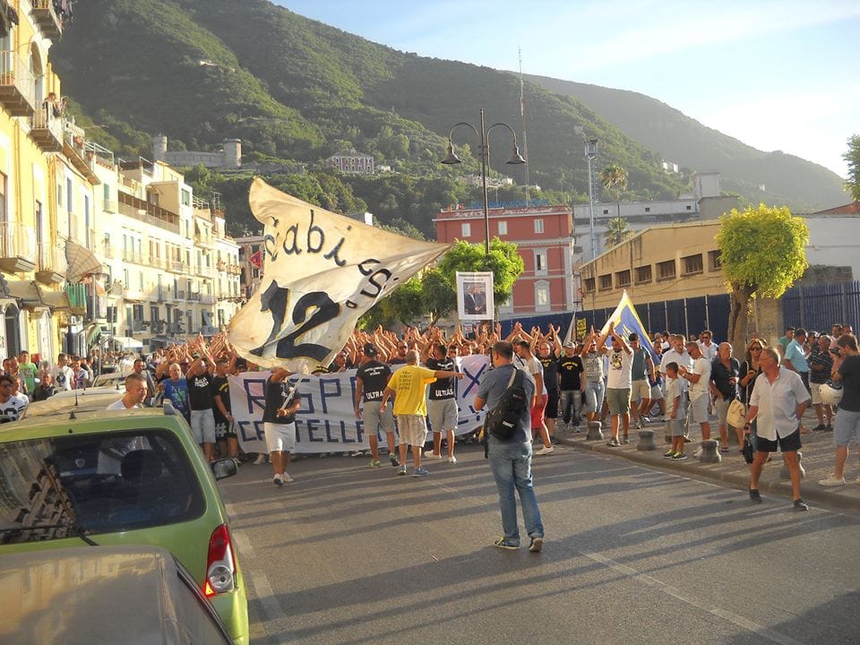 Juve Stabia. Migliaia di tifosi scendono in piazza chiedendo rispetto