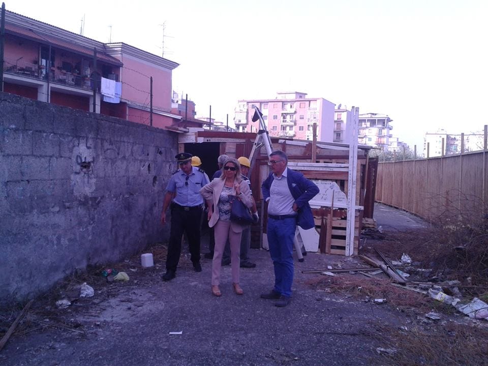 CASTELLAMMARE DI STABIA/ Abbattuta baracca abusiva, era luogo ideale per giovani tra erba, musica e alcol