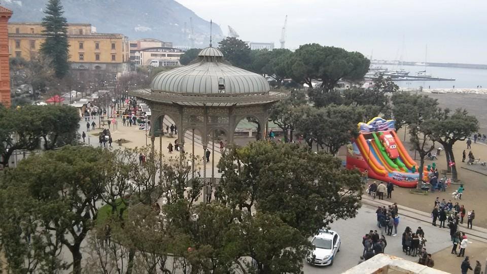 Sindaco travestito da Grinch, Natale rovinato a Castellammare: niente musica in strada