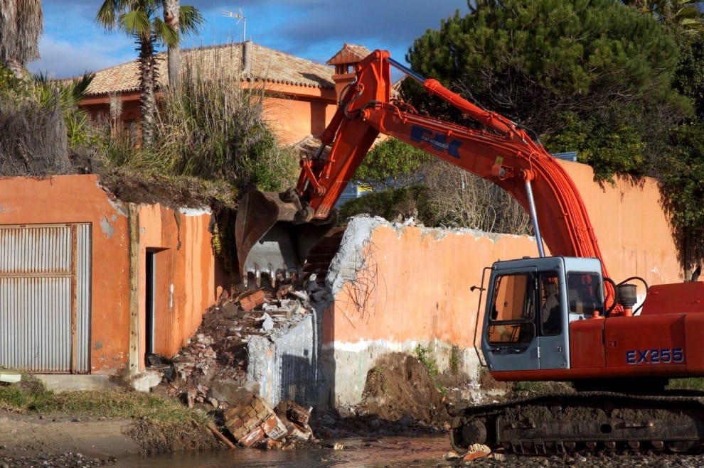 Castellammare, le ruspe marciano su Varano: in arrivo 70 demolizioni