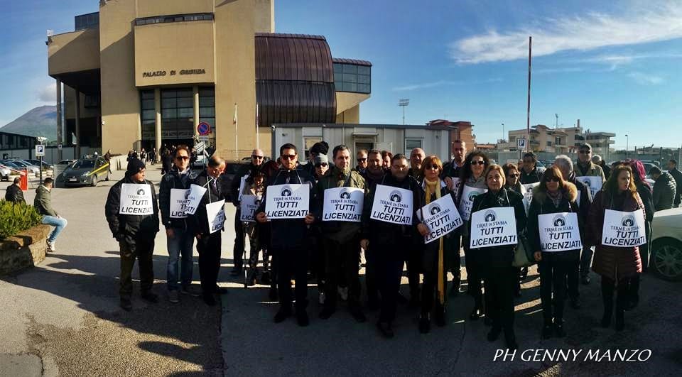 Ex lavoratori di Terme si Stabia protestano davanti al tribunale di Torre Annunziata