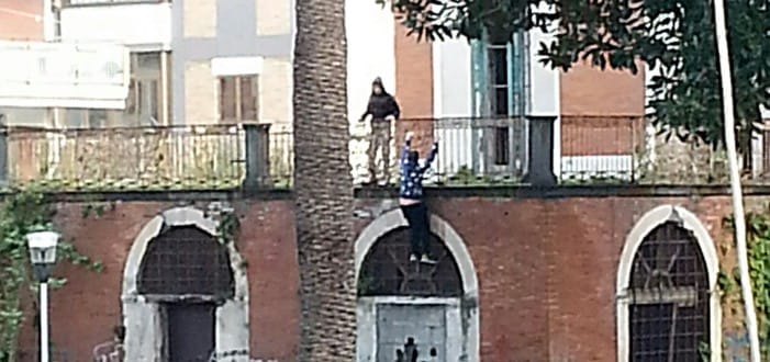 CASTELLAMMARE : Atti vandalici a villa Gabola, alcuni ragazzi si arrampicano per portarsi all’interno dell’edificio