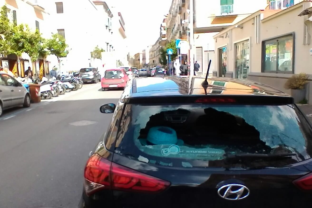 Castellammare : vetri di auto in frantumi .Continua il mistero…