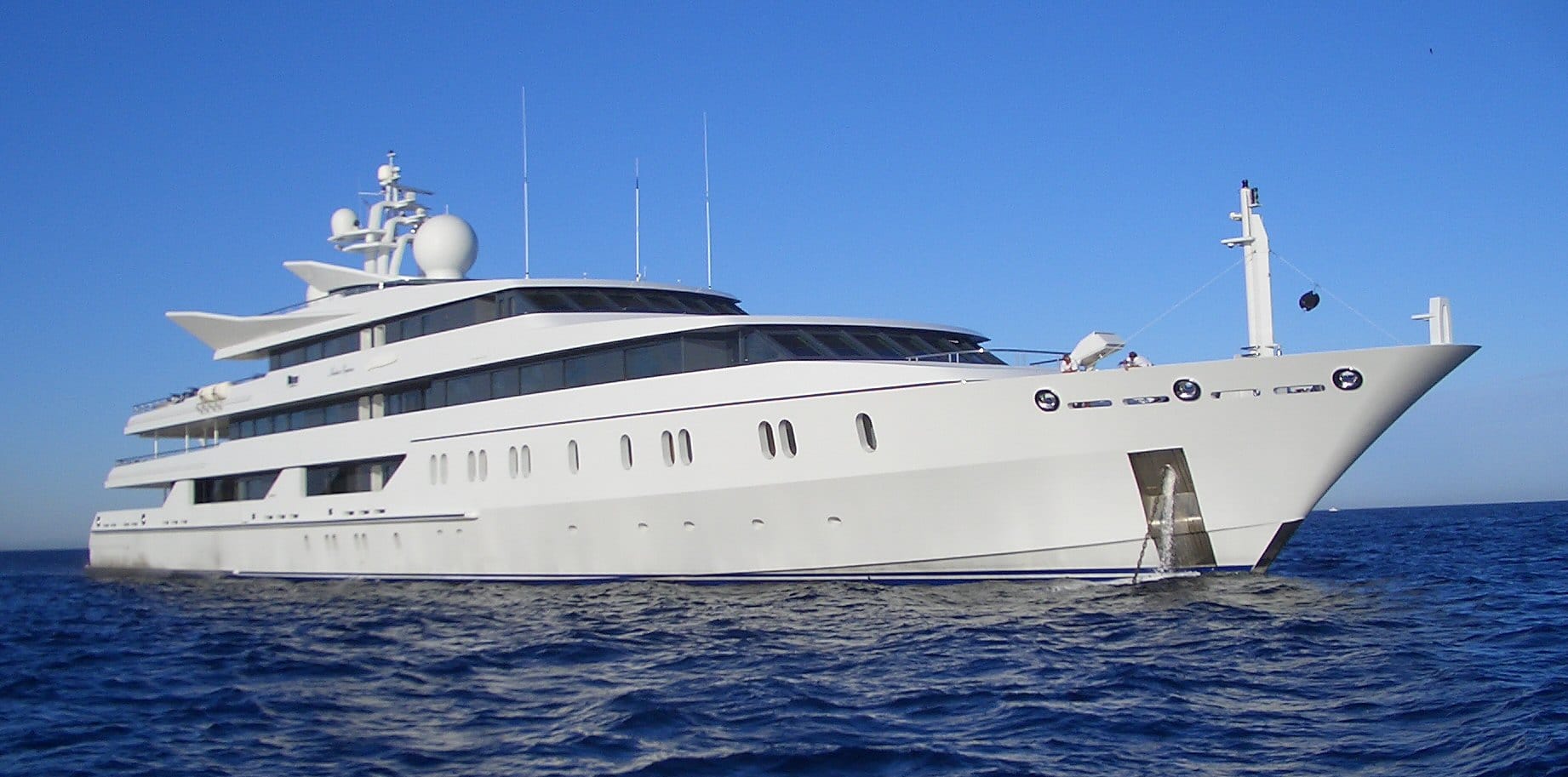 C.MARE – Mega yacht di lusso attracca in città: ecco di chi è