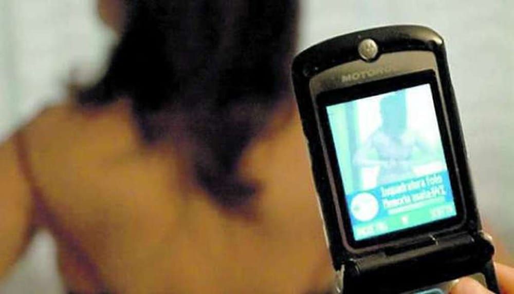 Scandalo a Sarno. Porta in assistenza il cellulare e ritrova le sue foto hot sul web