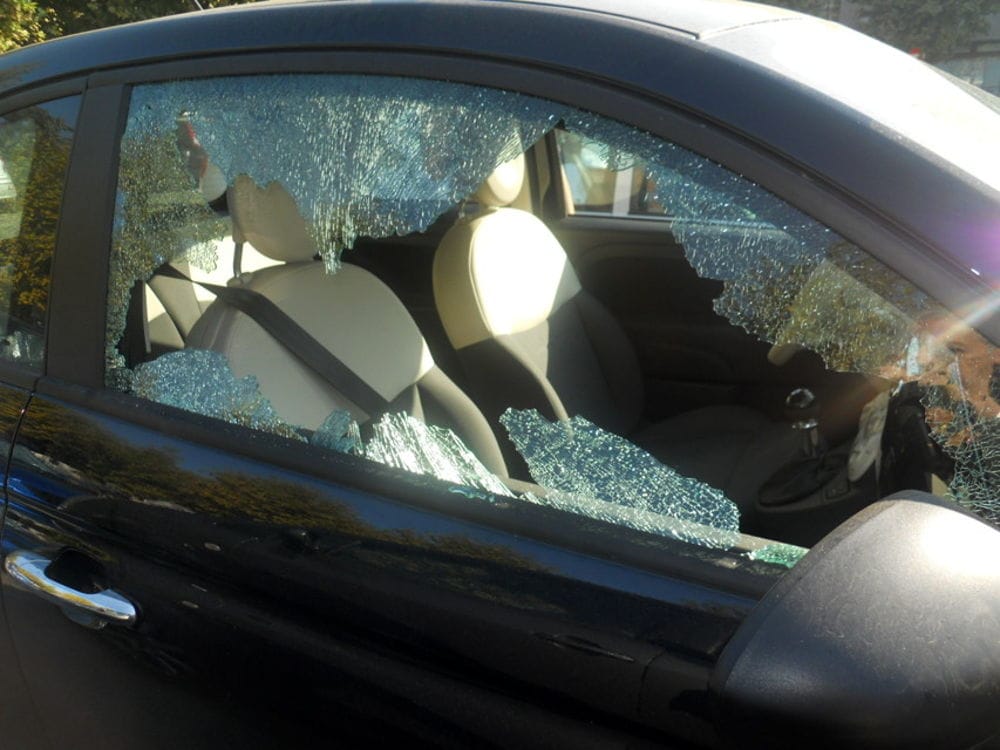 Castellammare. Allarme sicurezza, vandalizzate auto in pieno centro