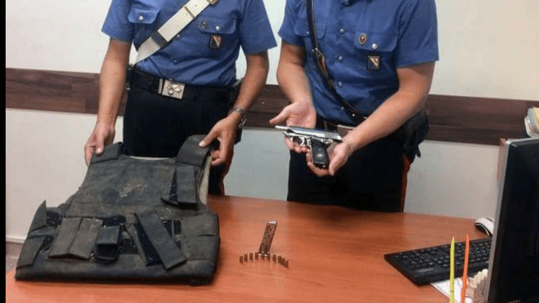 Sant’Antonio Abate: zappando il terreno trova giubbotto antiproiettile e pistola