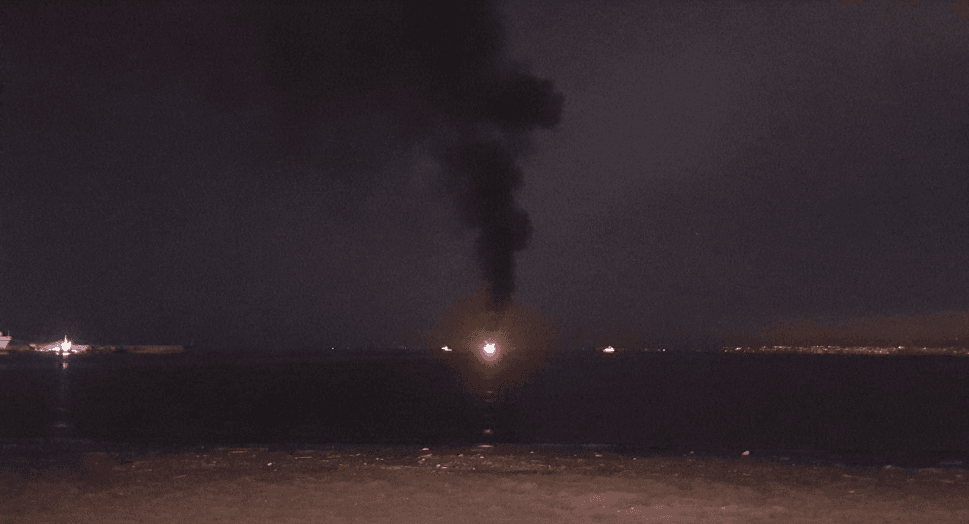 Castellammare, panico nel porto: si incendia barca, portata al largo dalla Capitaneria