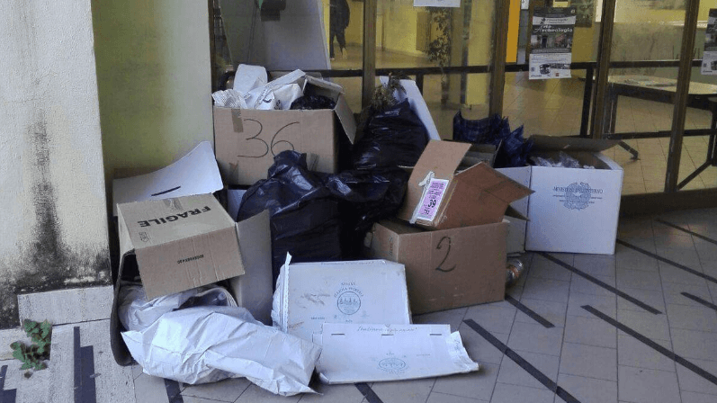 Castellammare, spazzatura e aule sporche alla Di Capua per il ritorno a scuola post elettorale