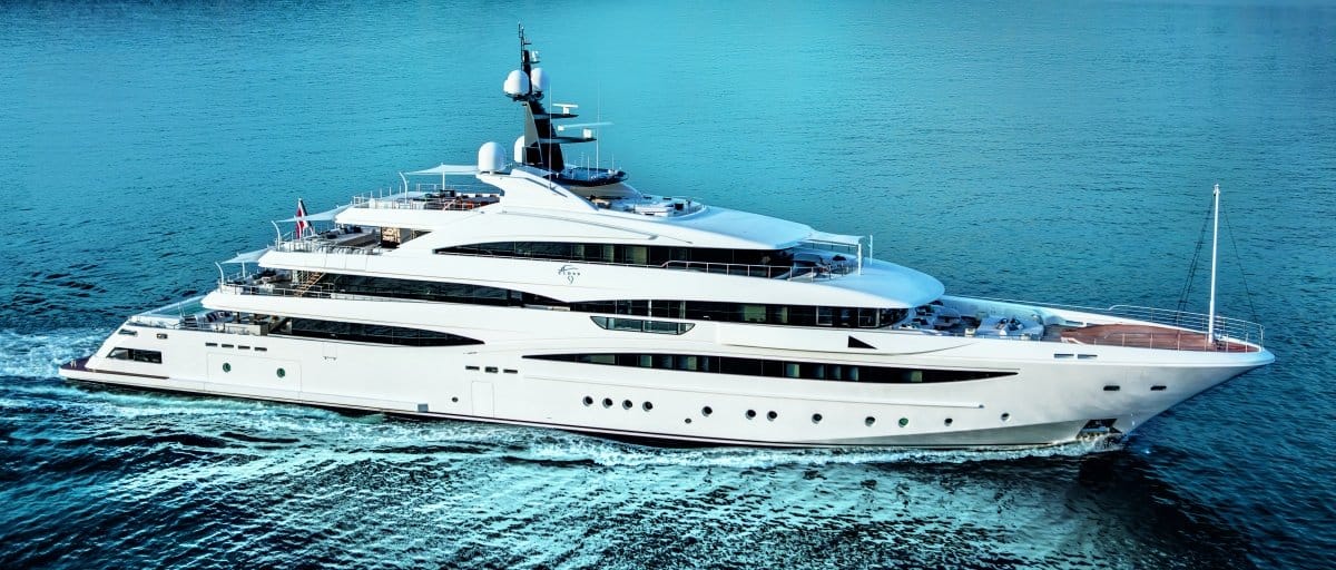 Stabia Main Port: è arrivato il mega yacht Cloud 9, 74 metri di lusso