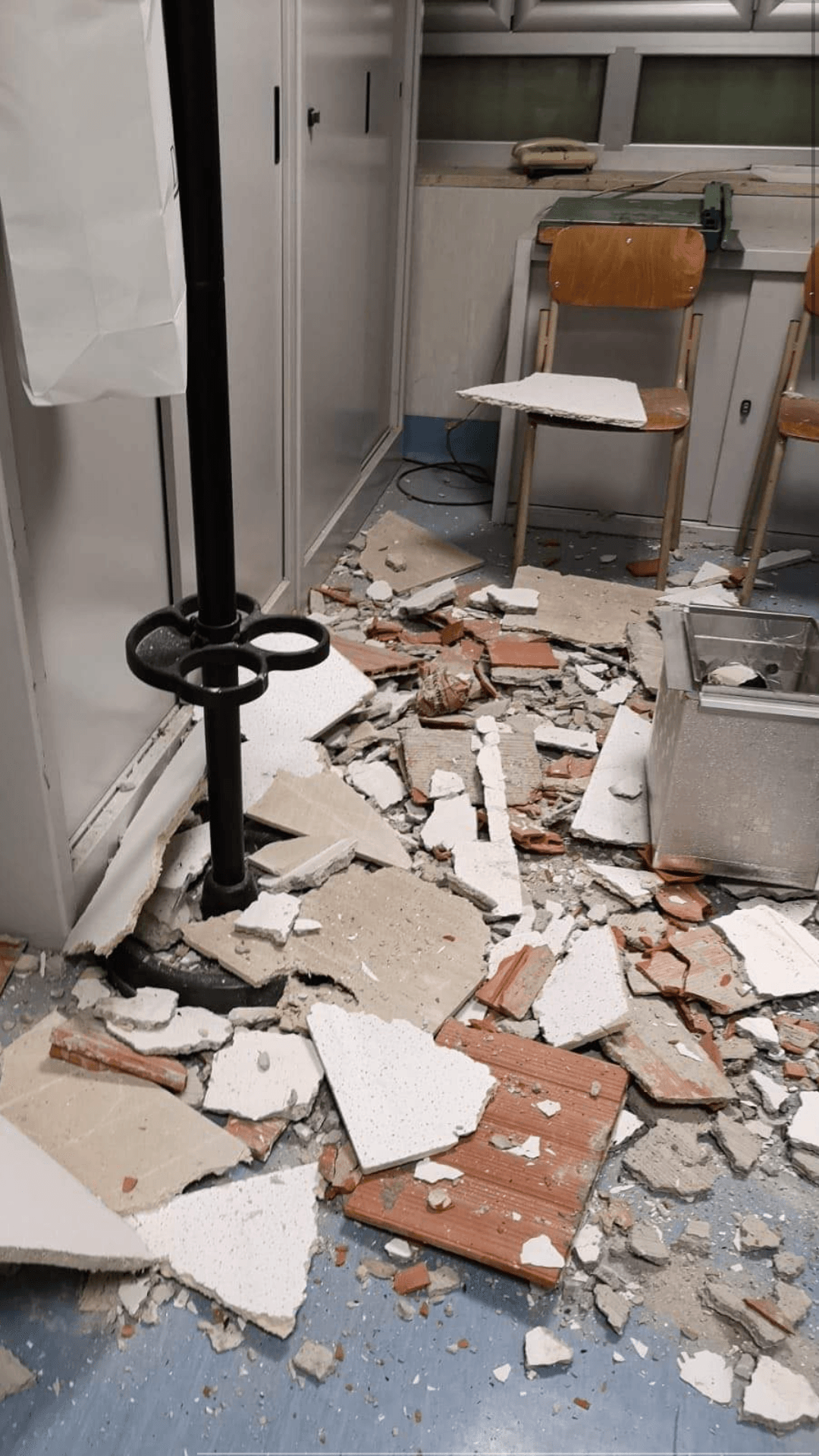Castellammare, crolla il soffitto nell’archivio dell’ospedale San Leonardo: tragedia sfiorata