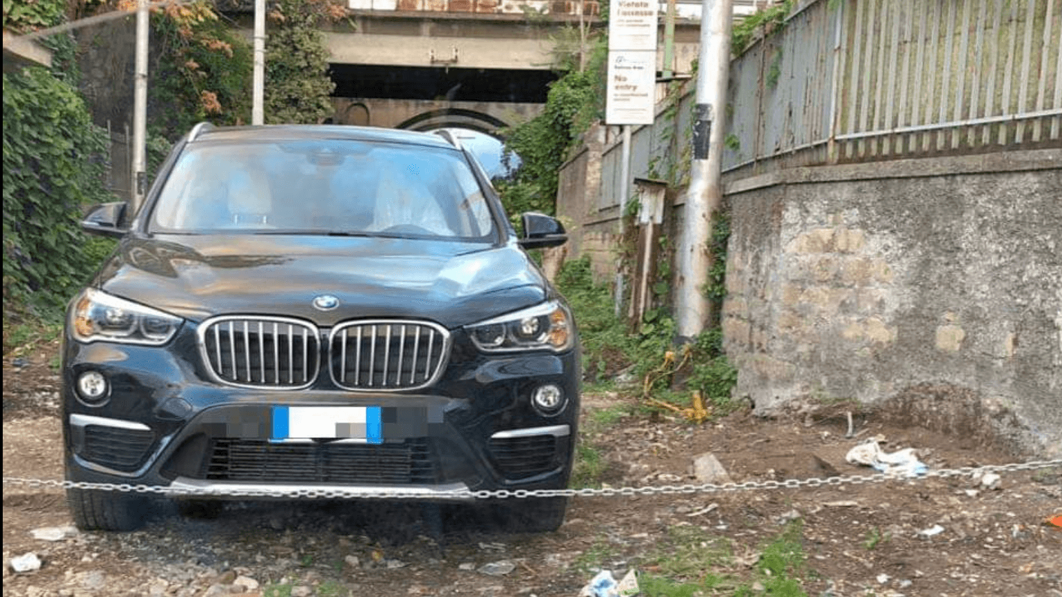 Incredibile a Castellammare: la linea ferroviaria dismessa diventa un parcheggio privato