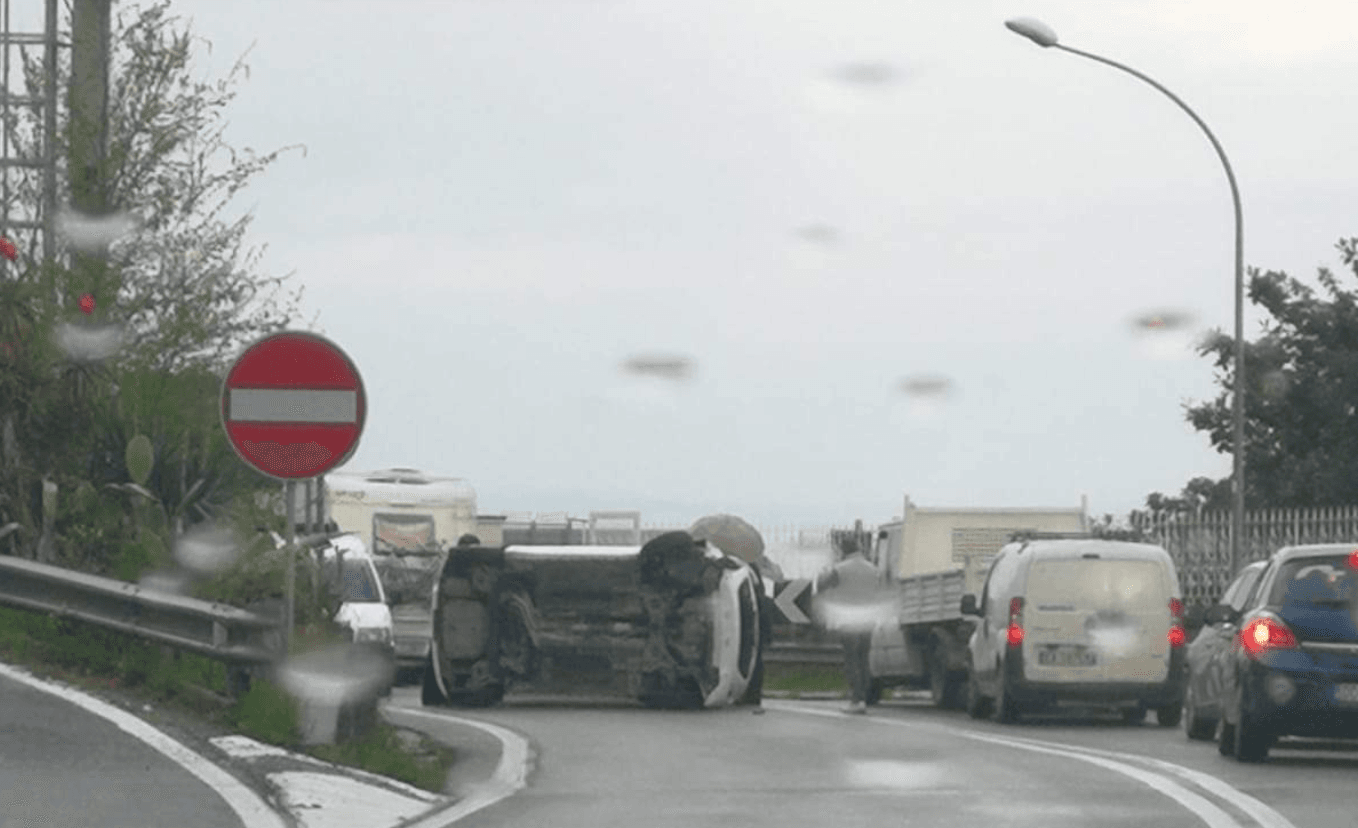 Castellammare. Auto si ribalta sulla statale “Panoramica”