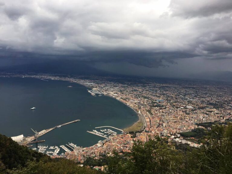 Sabato di piogge, poi il bel tempo domenica : meteo pazzo nel weekend in Campania