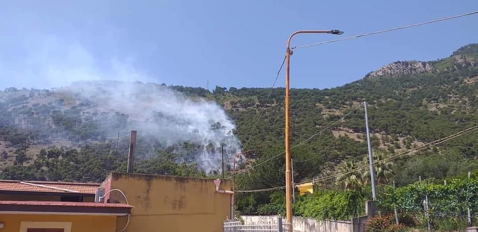 Sarno incendio in via Bracigliano: brucia la montagna