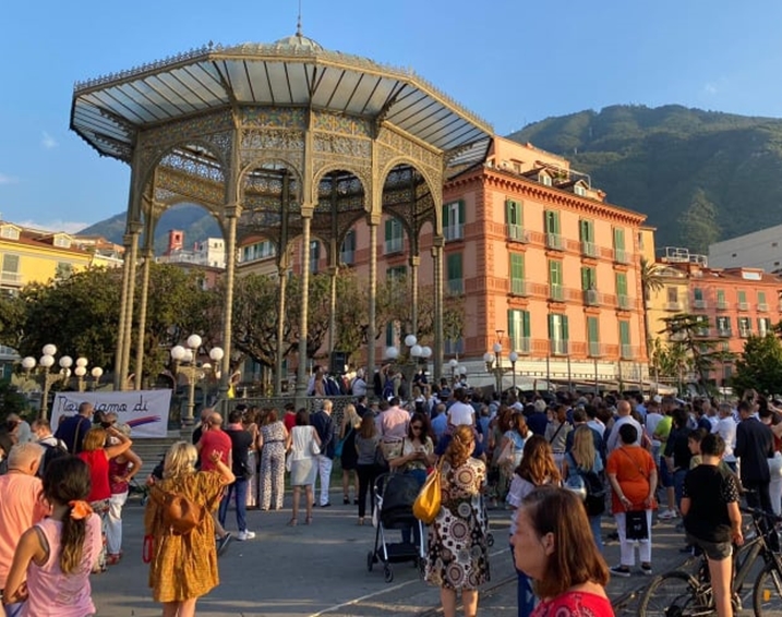 Castellammare : il sindaco voleva diventare pop… è stato un flop