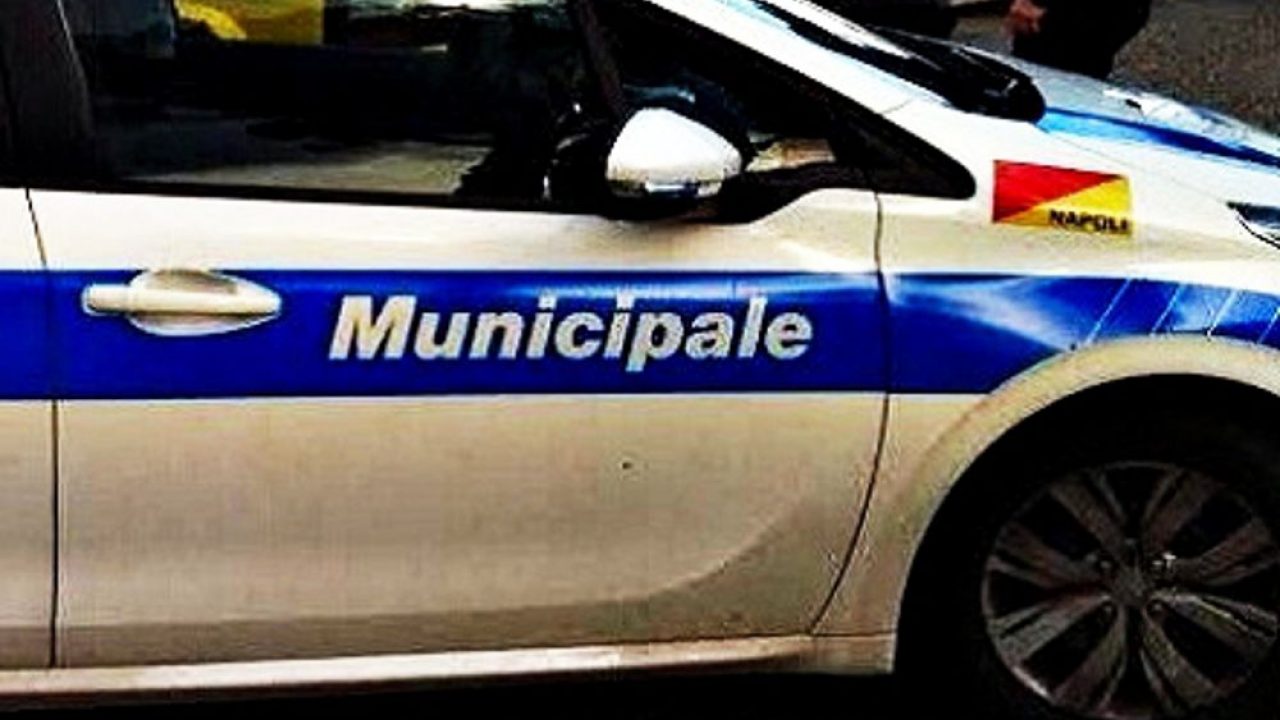 Sarno, camion perde carico di scarti del pomodoro. Strada chiusa