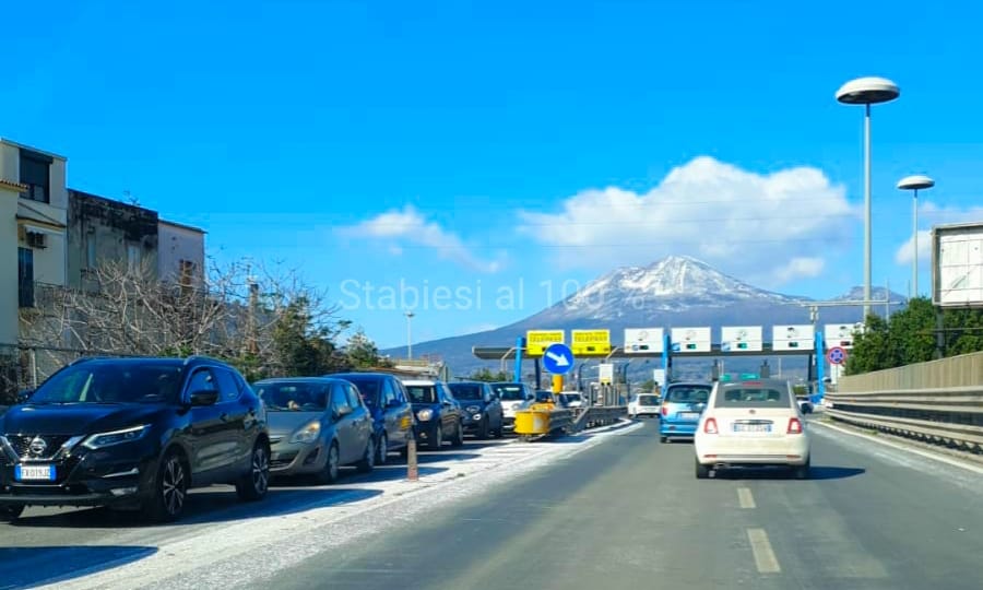 Al cuore e al traffico non si comanda: tutti in coda verso la Penisola Sorrentina