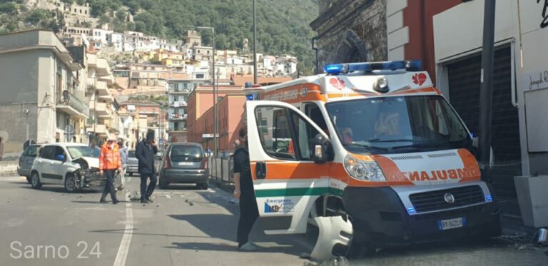Incidente a Sarno: schianto ambulanza – auto ( FOTO )