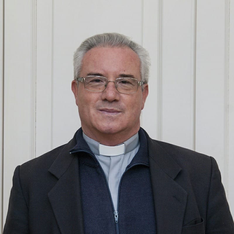 I fedeli pregano per Don Domenico D’Ambrosi, ricoverato in ospedale
