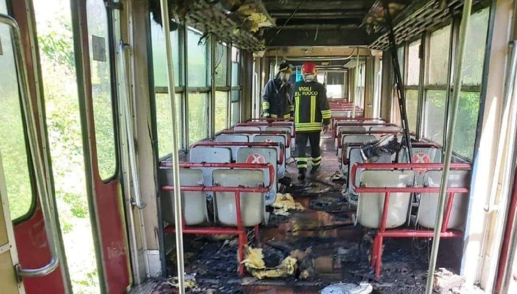 Circumvesuviana in fiamme sulla tratta Boscoreale – Pompei