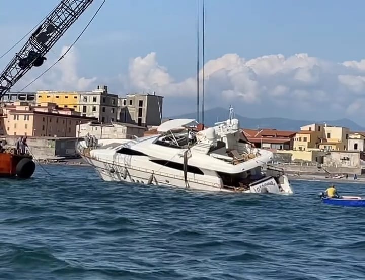 Castellammare di Stabia , barca finisce sugli scogli e rischia di affondare: salvati