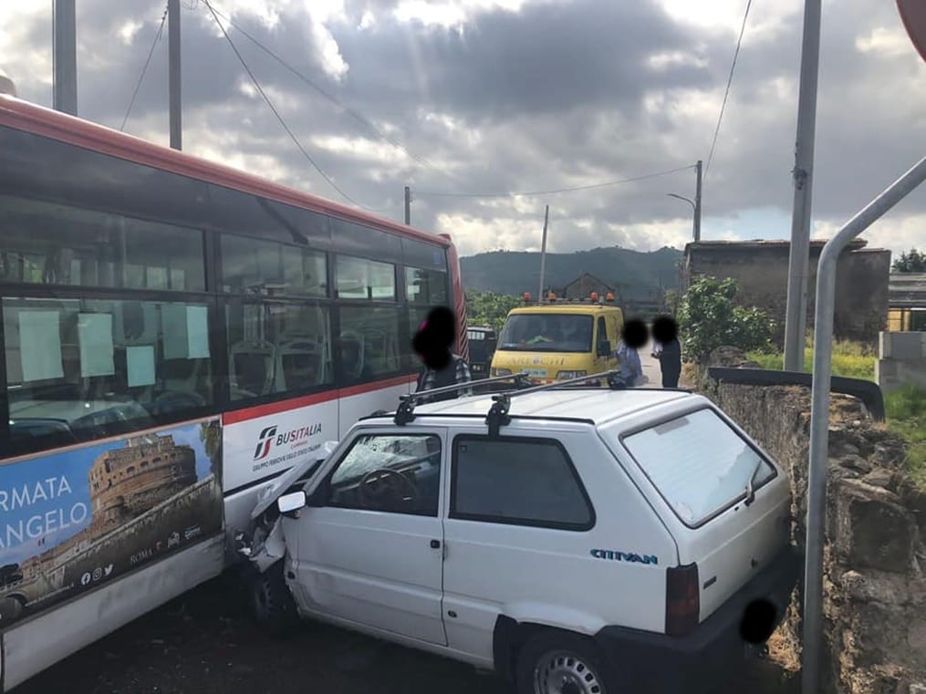 Sarno, incidente tra auto e bus