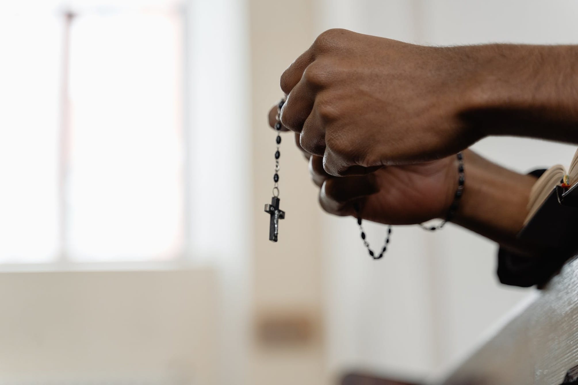 Sarno – Finge di chiedere cibo e ruba in Chiesa