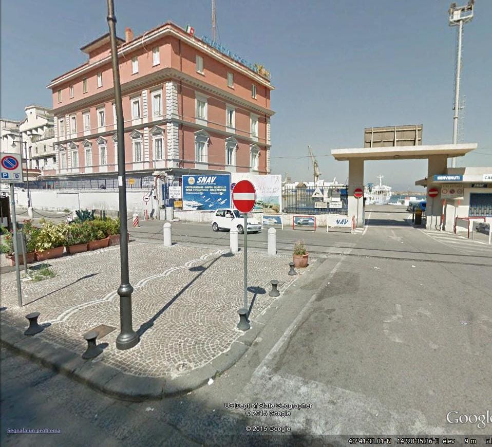 C.mare di Stabia – Fa irruzione negli uffici della Guardia Costiera e aggredisce un militare. Arrestato