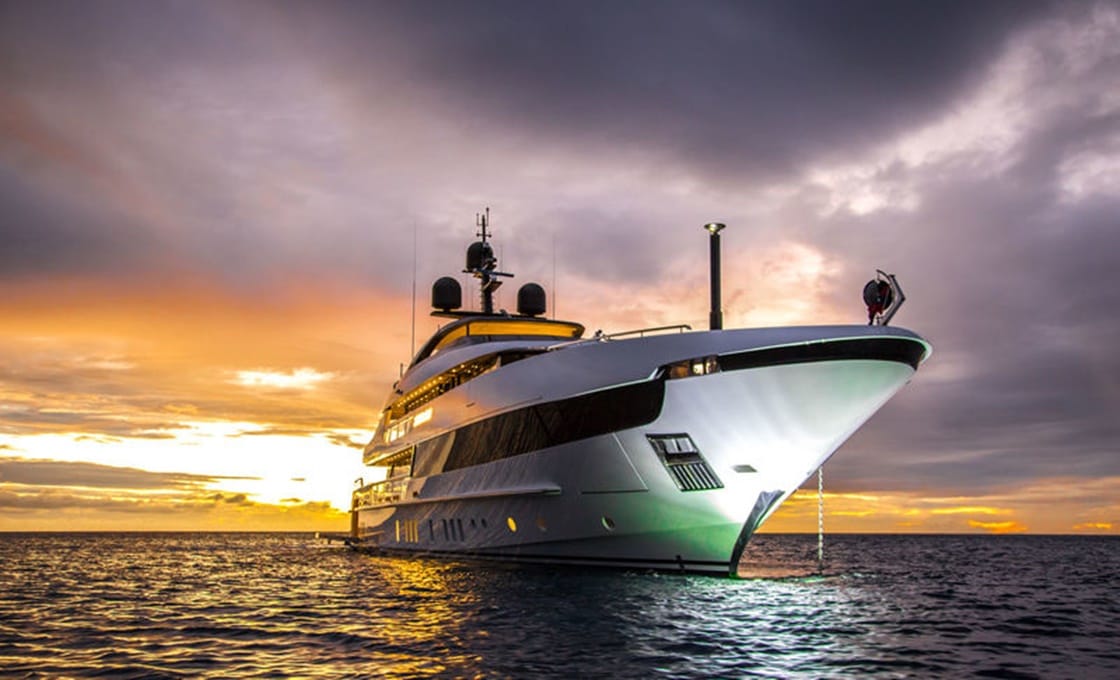 C.mare di Stabia- Attracca Seven Sins, mega yacht con super piscina, dell’armatore Hugo Verlinden seven sins