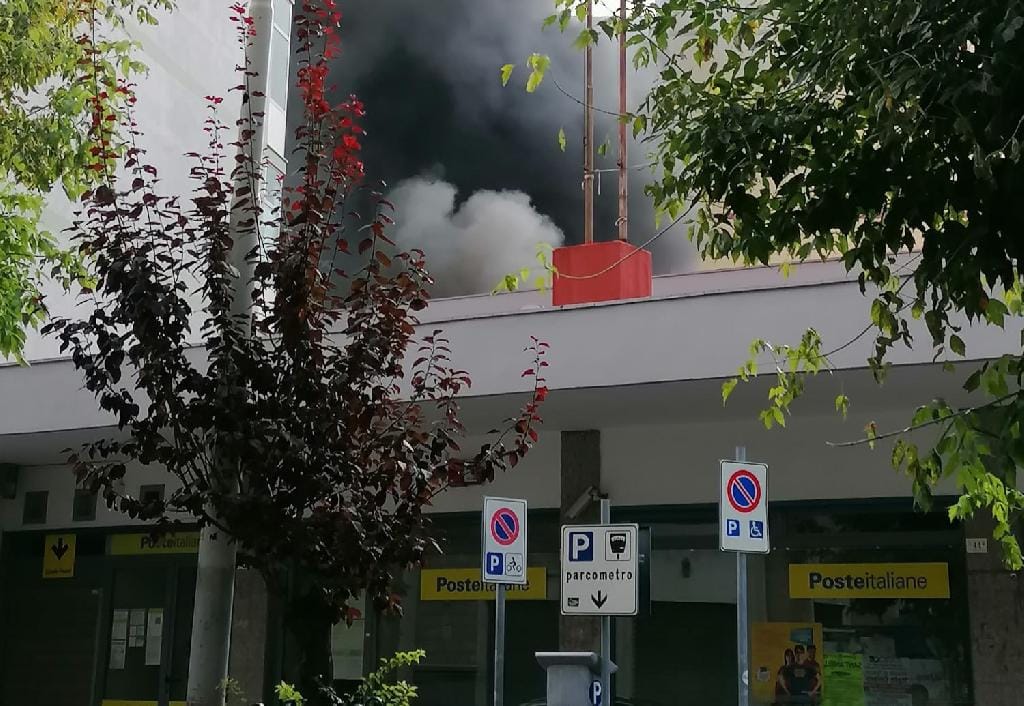 Castellammare di Stabia, incendio alle Poste in via Plinio incendio