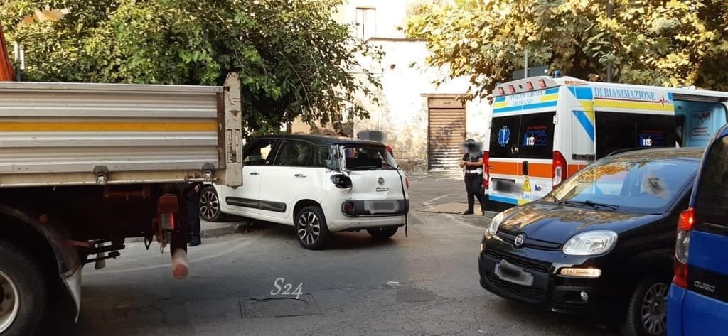 Sarno tragedia sfiorata: gancio della gru colpisce auto con bimbe a bordo fiat