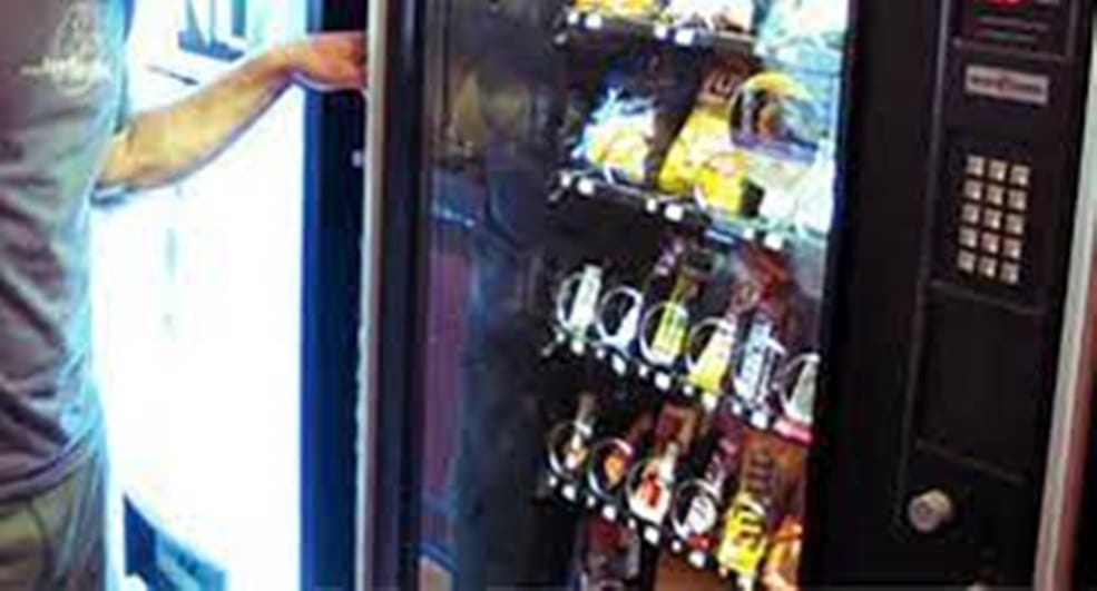 C.mare di Stabia: furto a un distributore automatico h 24 di bevande e snack distributore Automatico
