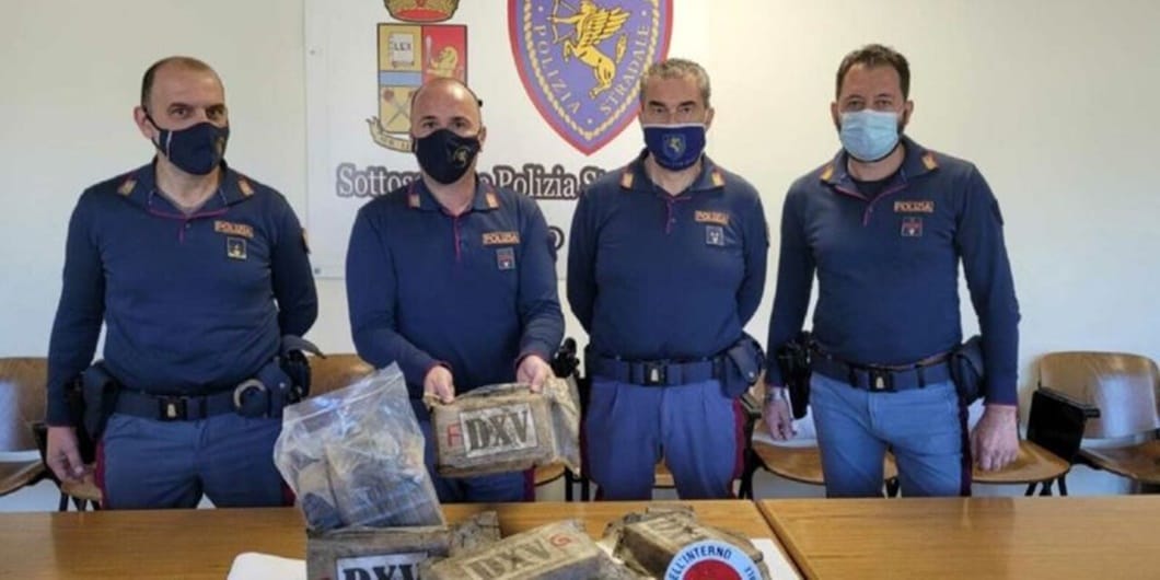 In autostrada con 14 chili di cocaina: arrestata coppia di fidanzati droga