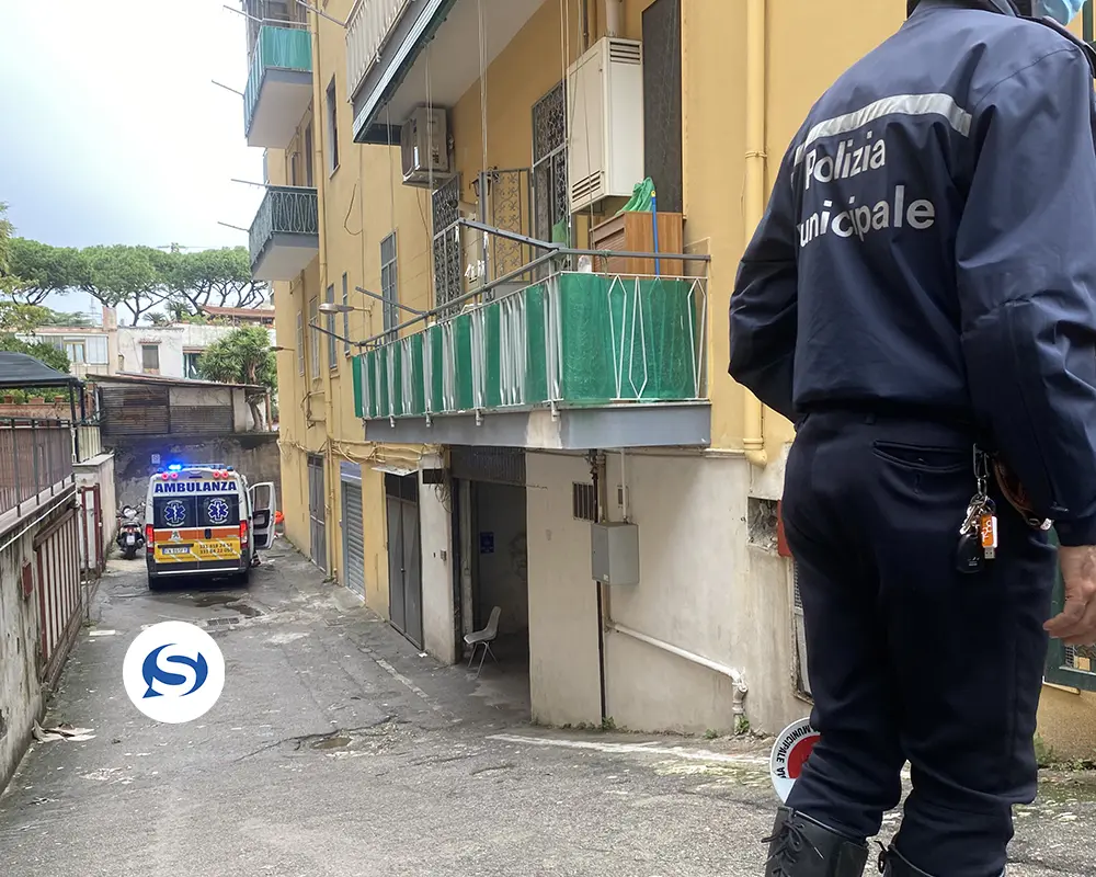 C.mare di Stabia: si lancia dal balcone, perde la vita 57enne suicidio