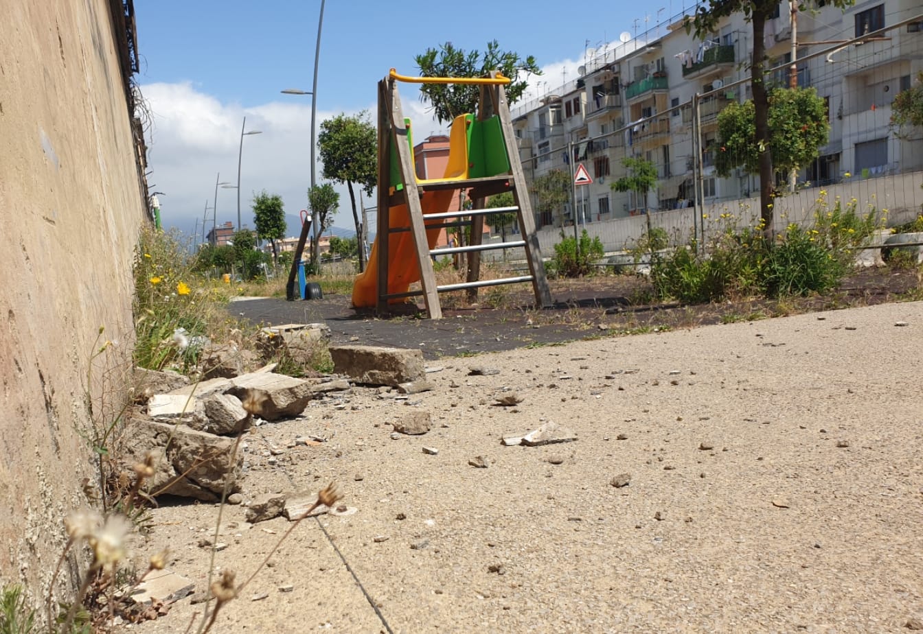 C.mare di Stabia, cadono pietre nel parco giochi mai collaudato parco giochi