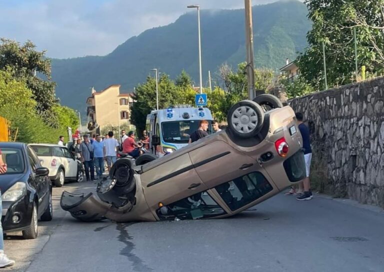 Auto si ribalta in via ponte Carmiano a Gragnano. ferito un uomo