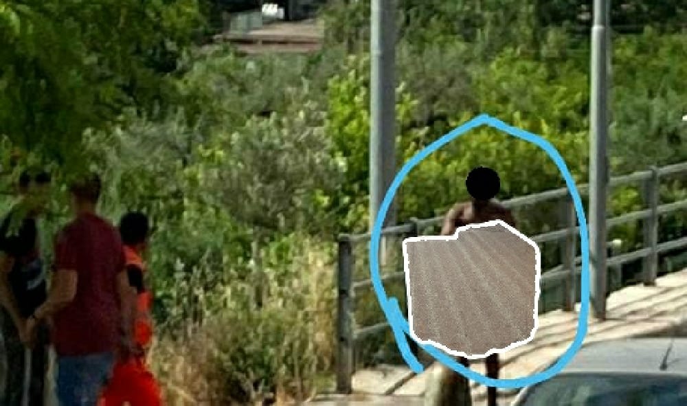 Sarno, uomo cammina nudo in strada nudo