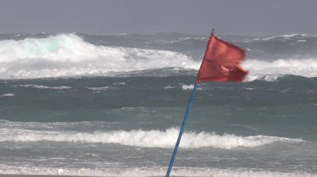 Tragedia in mare a Castel Volturno: muore per salvare due bimbi in balia delle onde mare