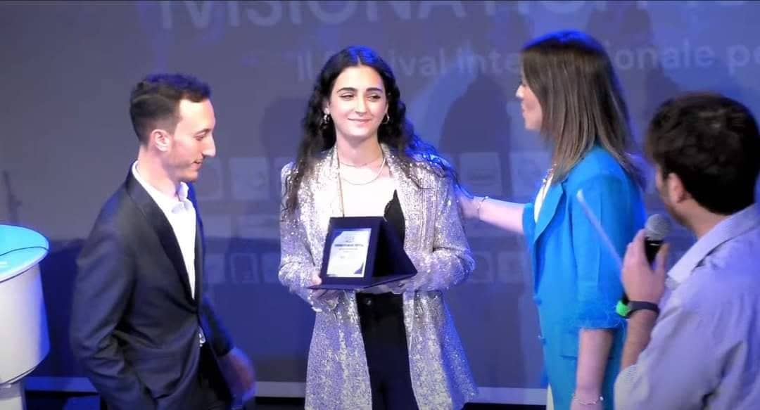 La cantautrice stabiese Gaia Restifo trionfa al Festival “Ivisionatici” al Teatro degli Eroi di Roma