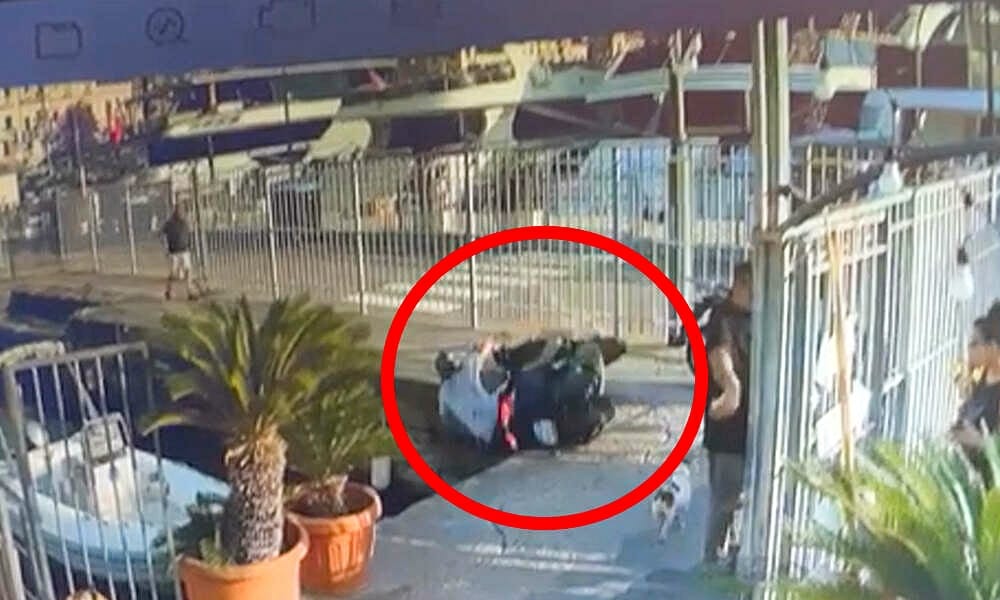 Castellammare : cade in mare con lo scooter nel porto