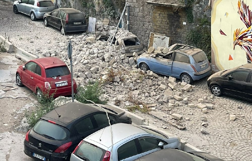 Castellammare, crolla edificio abbandonato nel centro antico