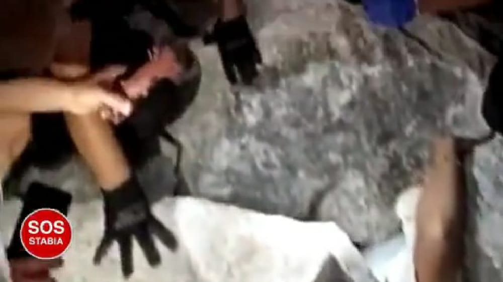 Castellammare di Stabia, giovane resta incastrata tra gli scogli per recuperare il telefono