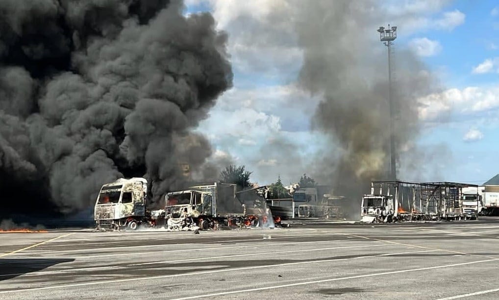 San Valentino Torio, incendio autoparco. Le fiamme forse innescate da una cisterna d’olio camion