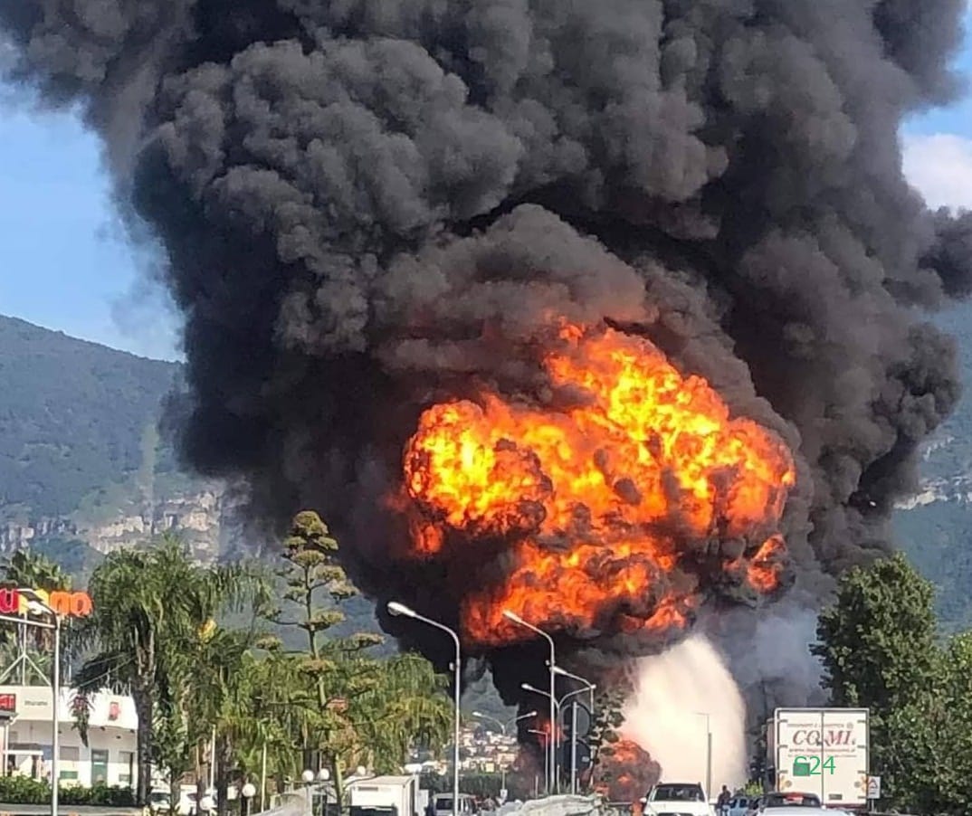 San Valentino Torio – A fuoco parcheggio di camion