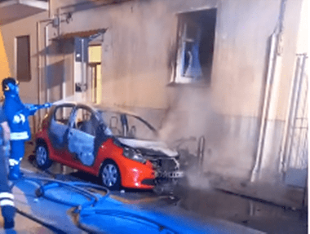 Castellammare di Stabia, incendio distrugge un’auto: indagini in corso auto in fiamme