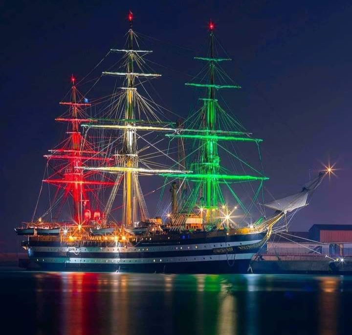 Catamarano va a sbattere contro l’Amerigo Vespucci ormeggiata a Venezia