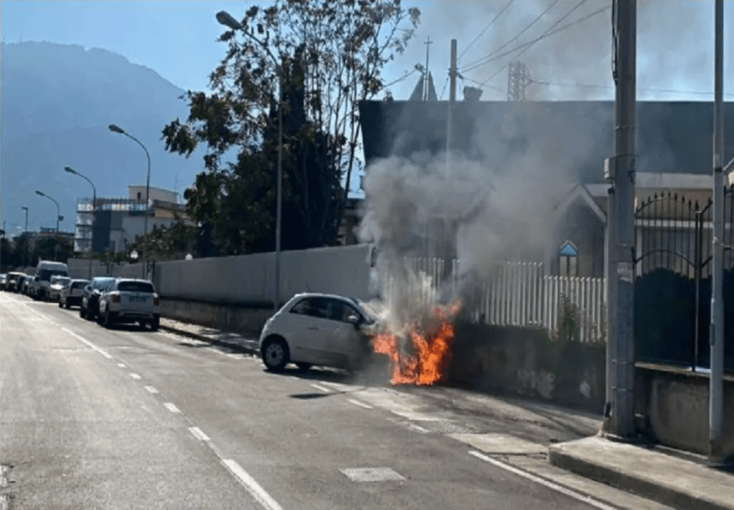 Castellammare di Stabia, auto in fiamme a Tavernola incendio
