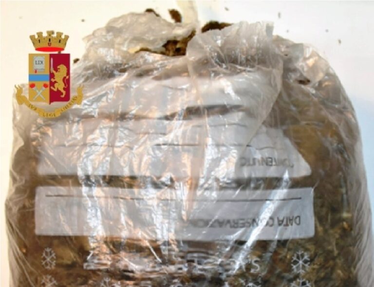 Castellammare di Stabia, droga e munizioni nascoste nell’androne del palazzo: il blitz della Polizia di Stato