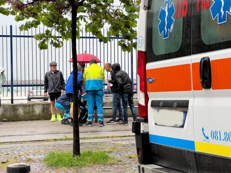 Castellammare di Stabia, turista cade dalla bici: trasportata in ospedale